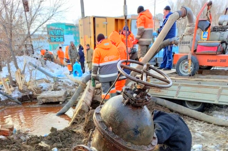 Разморозка запорной арматуры сбросных водоотводов стала причиной крупной коммунальной аварии в Саратове