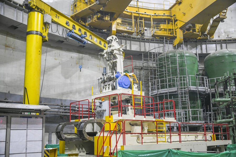На площадке строительства энергоблока № 1 Курской АЭС-2 начался монтаж перегрузочной машины.