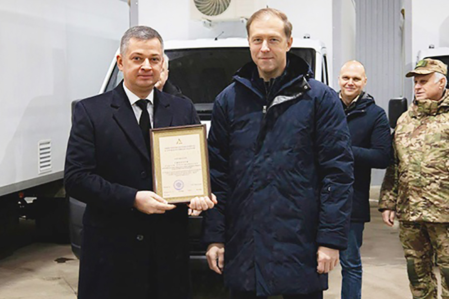 Глава Минпромторга РФ вручил председателю совета директоров ЛЗТА «Маршал» почетную грамоту за вклад в развитие промышленности