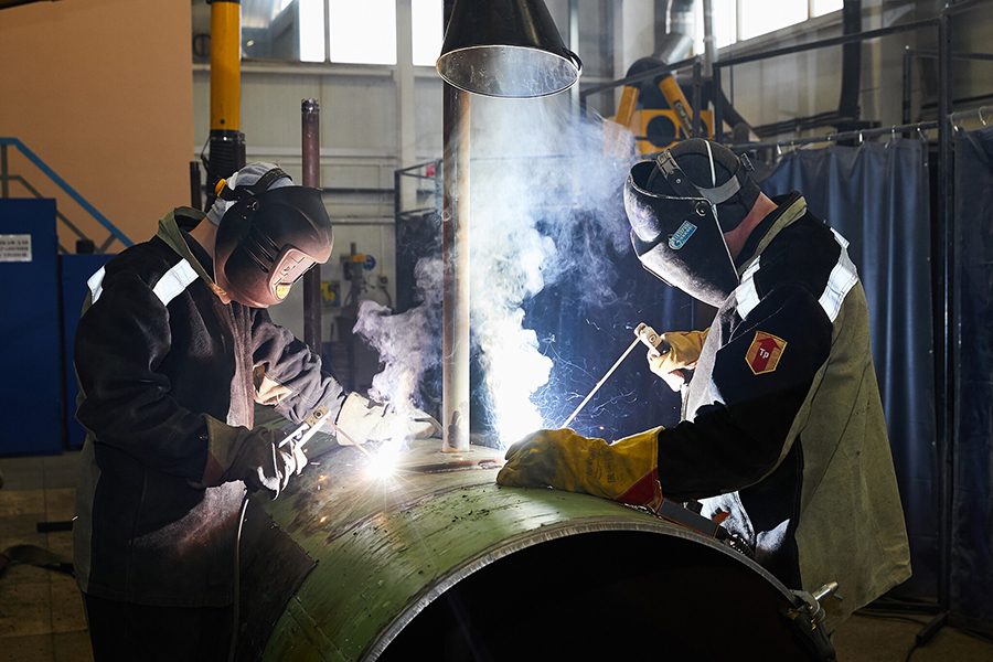 Сотрудники ООО «Газпром добыча Ноябрьск» проверяют исправное состояние трубопроводной арматуры