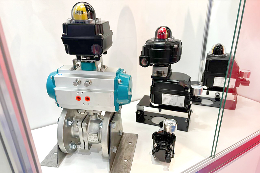 Фоторепортаж медиагруппы ARMTORG с 32-й Международной выставки «Газ. Нефть. Технологии»
