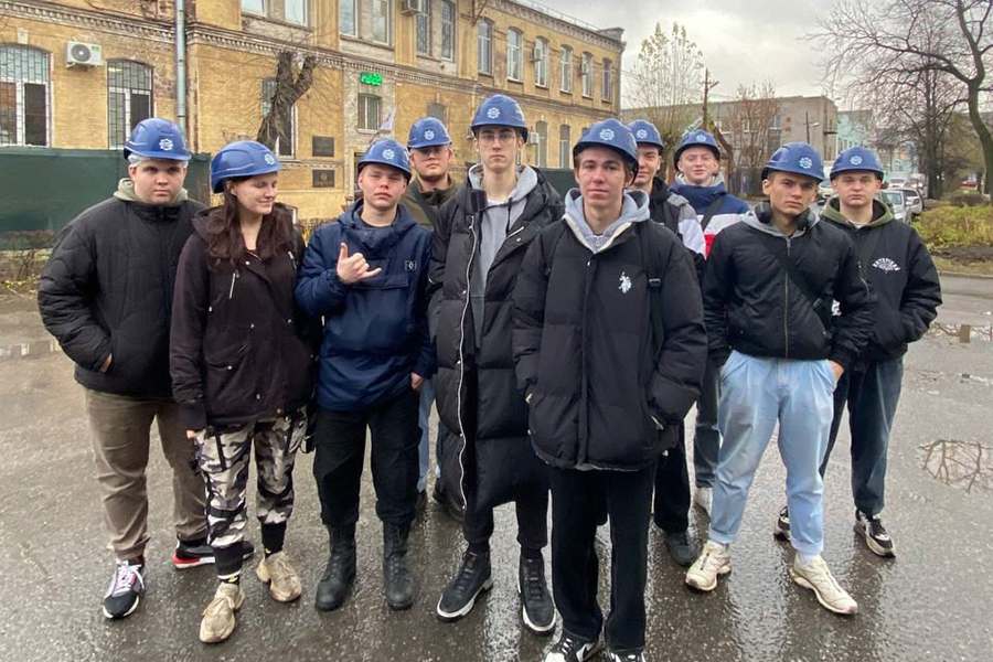 Студенты СПБ ГБПОУ «Петровский колледж» узнали о специфике работы сварочного участка в АО «Армалит»