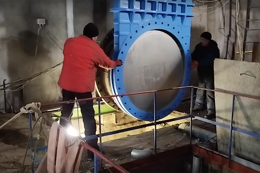 На очистных сооружениях в Кургане установили крупногабаритную запорную арматуру HIW