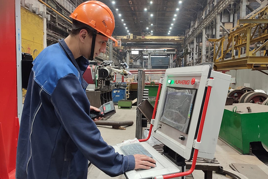 В цехе аппаратов высокого давления № 40 АО «Уралхиммаш» готовится к запуску роботизированная установка для орбитальной сварки труб