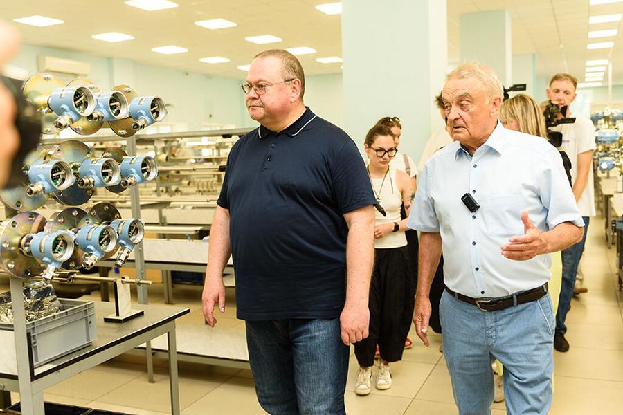 На производственной площадке НПП «СЕНСОР» побывал губернатор Пензенской области Олег Мельниченко