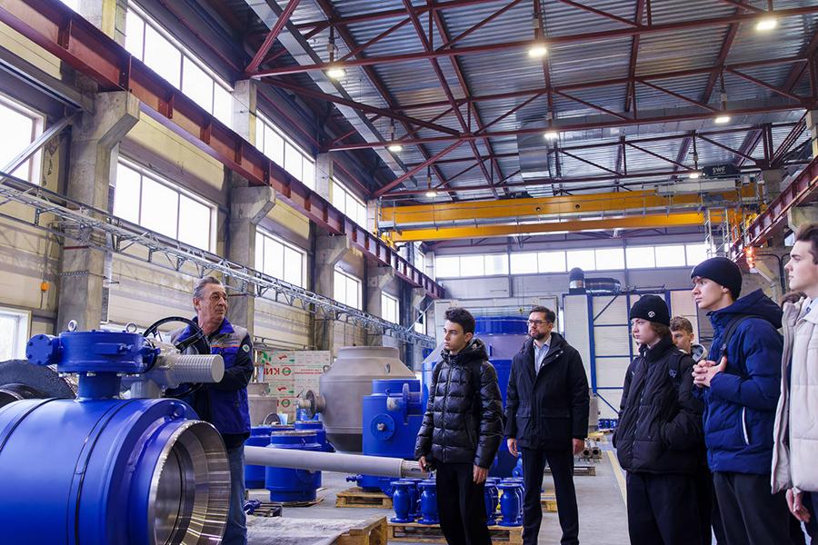 На производственной площадке УЗТПА побывали учащиеся новой Школы № 5 «Успех» г. Дзержинского