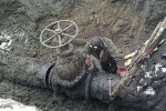 В Тихвине вырыли огромную задвижку, оставив без воды более тысячи человек