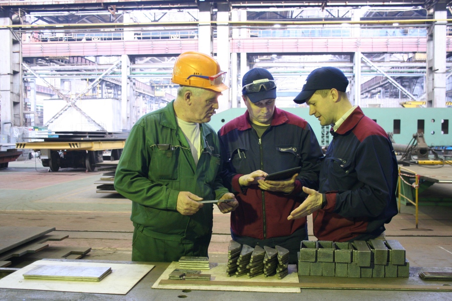 Работники завода «Петрозаводскмаш» используют мобильное приложение для планирования и перемещения материалов
