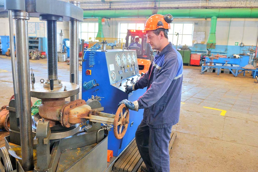 Мозырский НПЗ проводит реконструкцию участка трубопроводной арматуры на РМП