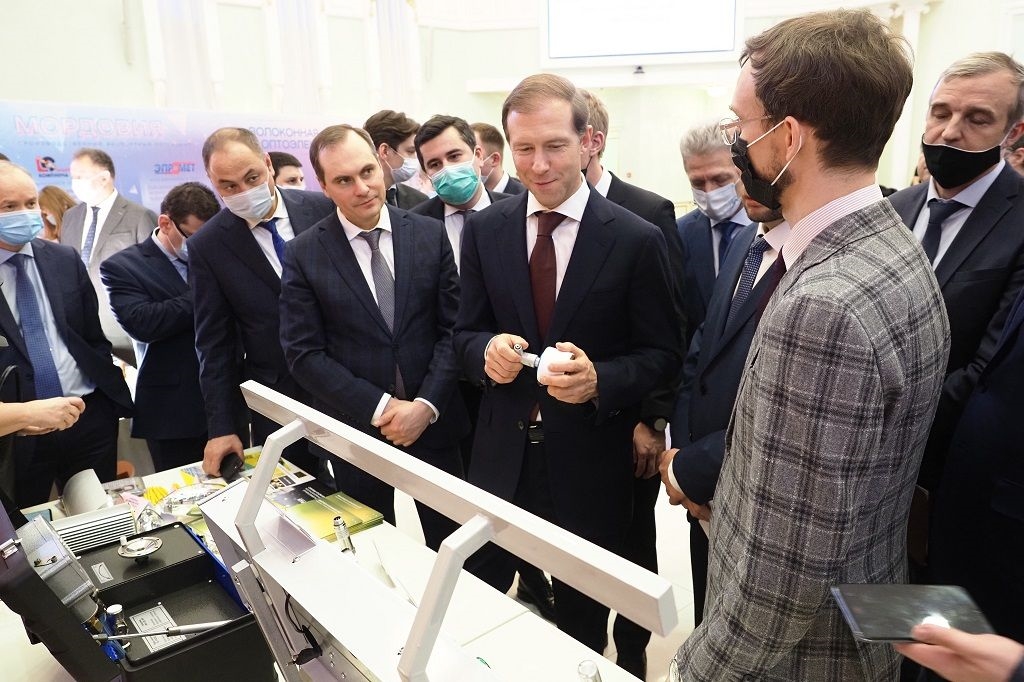 Продукцию Саранского приборостроительного завода оценил министр промышленности и торговли России Денис Мантуров