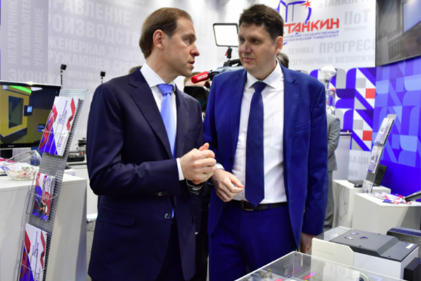 Министр промышленности и торговли РФ ознакомился с экспозицией в рамках выставки «Металлобработка-2022»