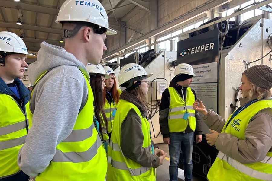 Активисты &laquo;Молодой гвардии&raquo; посетили производственную площадку ООО &laquo;ТЕМПЕР&raquo; в Кургане
