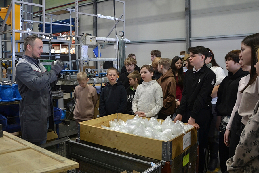 С производством HIW познакомились учащиеся Пиковской школы и филиала первой городской школы в Братовке