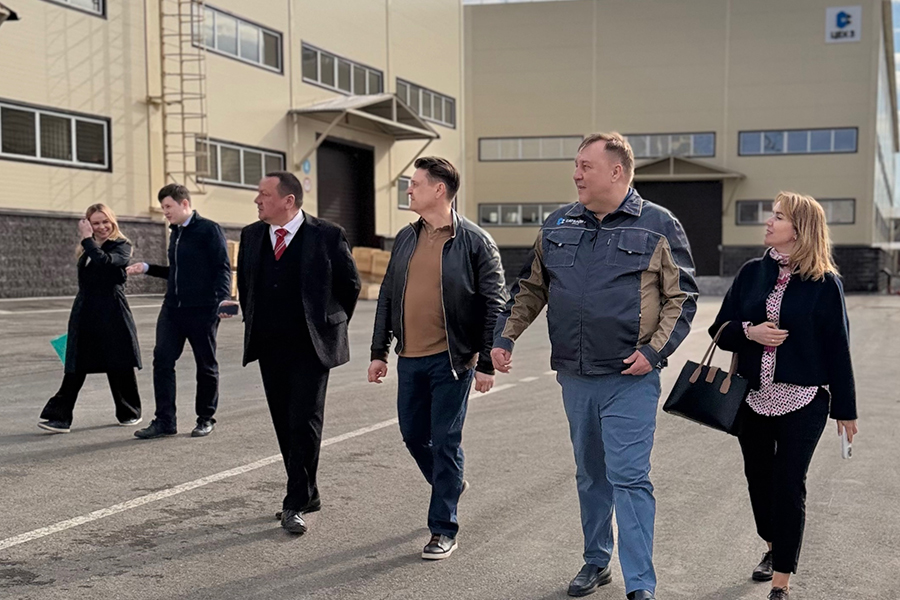 ООО &laquo;Завод &laquo;Сателлит&raquo; в рамках региональной недели посетили представители органов власти