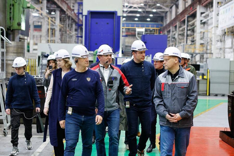 Министр промышленности и торговли РФ и глава Карелии ознакомились с современной технологической базой завода «Петрозаводскмаш»