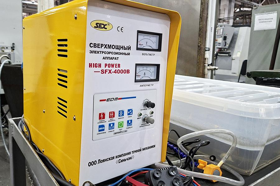 На слесарном участке цеха общепромышленной арматуры № 4 МК «Сплав» устанавливают новое оборудование