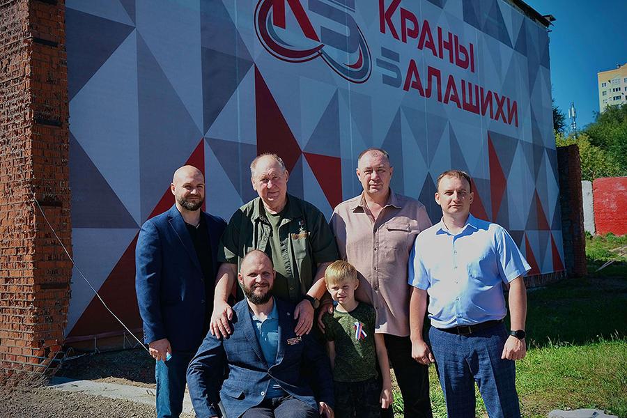 На открытой площадке завода «Краны Балашихи» состоялось патриотическое мероприятие «Живая нить памяти: Герои нашего времени»